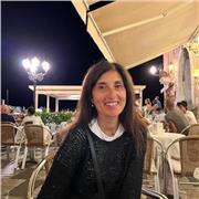 Insegnante di lettere impartisce lezione di lettereatura e aiuto compiti